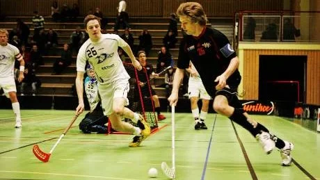 WIBK:s kapten Christian Klintorph på väg att runda Öjabys Joakim Olaho.Foto: Ola Axman