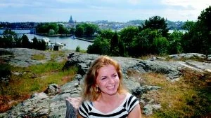 Arbetsplats med utsikt. Shpresa Cajani, projektanställd på Kulbackens museum,  tror på möten mellan människor.  Därför var mångfaldsåret på Västerviks museum så viktigt.  Foto: ANDERS LILJEGREN