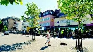 Sommar. Uteserveringar är det gott om på Fiskaretorget i Västervik. De ligger intill varandra och om flera samtidigt har musikunderhållning så blir det problem. För såväl gäster som närboende.Foto: ANDERS STEINER