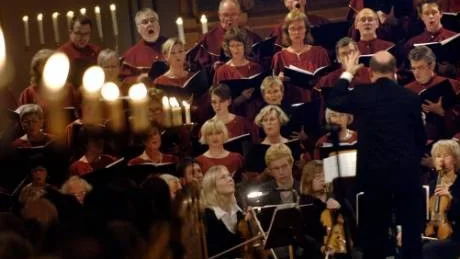 Skönsång. Det lyser om rösterna, det är väl det minsta man kan säga när man ser den här bilden där några av basarna och sopranerna i kyrkokören samt även några i kammarorkestern är helkoncentrerade på dirigenten Bo Ingelberg Allt hände på lördagskvällens ”Adventsmusik” i Sankt Petri kyrka.Foto: Elin Lundholm
