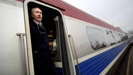 Stefan Pettersson, lokförare vid 12.36-avgången. – Tågen är i dålig kondition. Det här tåget har en motor trasig. Jag förstår inte varför man inte satsar på infrastrukturen. Även om man tillslut skulle välja att köra bussar mellan Linköping och Västervik måste vägarna rustas upp.Foto: Elin Lundholm