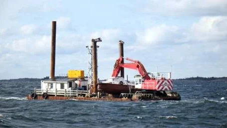 En av de pråmar som på måndagsmorgonen sjönk utanför Häradsskär i Östergötland.