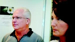 Kan inte flytta. Leif-Gunnar Svensson och Ebba Karlsson arbetar med tillfällig föräldrapenning respektive ålderspension. Båda dessa ärendeslag flyttas från Västervik vid årets slut. Ingen av dem kan flytta med. Ebba har redan börjat söka nytt jobb, utanför försäkringskassan.