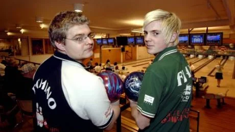 Derbyts bästa spelare. Dominos Robin Karlsson, (till vänster) slog 887, Glenn Andersson i Flax (till  höger) var  fem poäng bättre med sina 892.Foto: Elin Lundholm