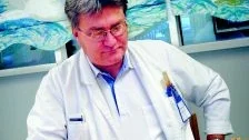 Bekymrad. Läkaren Göran Nilsson i Överum är både bekymrad och besviken över att hans vårdavtal inte förlängts trots att det är mindre än tre månader kvar innan det löper ut.  Foto: Anders Steiner