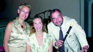 Avspänd trio. Annelie Lockneman i mitten vid kyrkans flygel. Till vänster Marie Dimpker, konsertens sångsolist. Och till höger träblås-gurun Michael Ullgren med sin altblockflöjt i famnen. Han hade tre blockflöjter till med sig. En gammal spillopipa (ja, den heter så på dalmål) samt både sopran- och en minimal sopranino-flöjt.