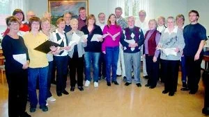 Vital jubilar. Överum/Dalhems kyrkokör övar här under ledning av Aron Nilsson inför kommande helgs jubileumskonsert i Överums kyrka då kören fyller 140 år.