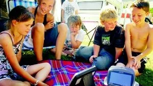 Mot datorabstinens. När inte internetuppkopplingen fungerar är det skönt att det i alla fall finns bärbara tv-apparater. Här sitter Hanna, Olivia, Filip (stående), Erik, Hugo och Tobias.