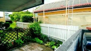 Inhägnat. De här uteplatserna har blivit lite väl ombonade tycker de som bor grannar till det nyuppförda höga garaget. Foto: ELIN LUNDHOLM