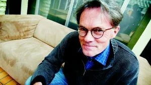 Utformat diplomet. Barnboksförfattaren Sven Nordqvist, som även är utbildad arkitekt, gillar bibliotekets arkitektur. På en av väggarna hänger det inglasade diplomet, som Sven Nordqvist har målat. Foto: Ellen Kindstrand