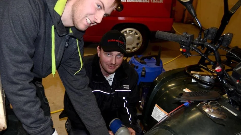Byggnation, motorrepationer, däckförsäljning och städning är bara några av alla grenar som finns inom Karlssons Allservice. Här lagar Rickard och Leif Karlsson en fyrhjulig motorcykel.