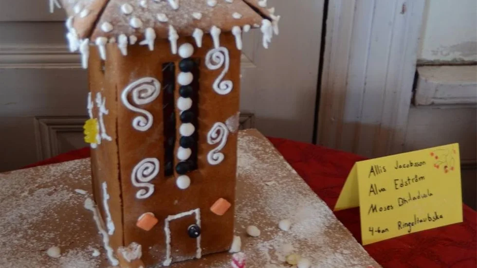 Ett av flera fina pepparkakshus som barnen på Ringeltaubska skolan i Edsbruk har gjort.