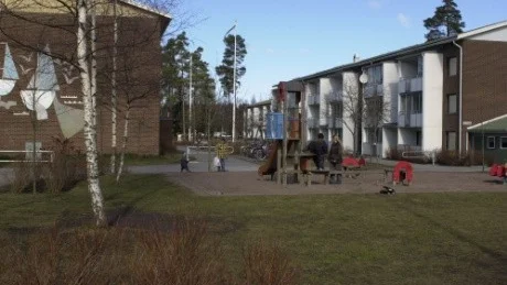 Tre trappuppgångar på Långrevsgatan i Västervik kommer nu att få hiss. Framför allt är detta en satsning på äldre och rörelsehindrade. Arkivfoto: Magnus Glans
