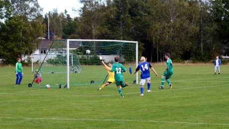 IFK Västervik vann seriefinalen mot Ankarsrums IS med 2-1. Stor del i segern hade Albin Alfonsson (14) som här gör 1-0 och sedan passade fram till 2-1. AIS-arna som inte kan förhindra att det blir mål är Adrian Södergren (12), målvakten Jonas Östman och Kristoffer Lindqvist.Foto: Ilkka Ranta