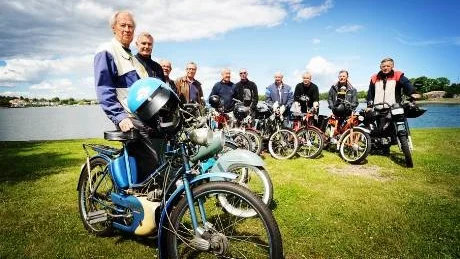 En samling glada mopedentusiaster. Från vänster Roland Jonsson, Stefan Jönsson, Arne Pettersson, Björn Nilsson, Lage Hedqvist, Leif Gamelius, Claes Kindstedt, Kalle Mjöbrant, Bengt Karlsson och Roland Lundh.Foto: Ola Axman