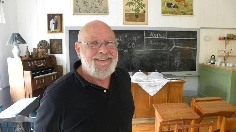 Leif Månsson i den gamla skolsalen som är vandrarhemmets Kafé.