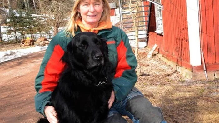 Carina Hedin, här med hunden Bullen.