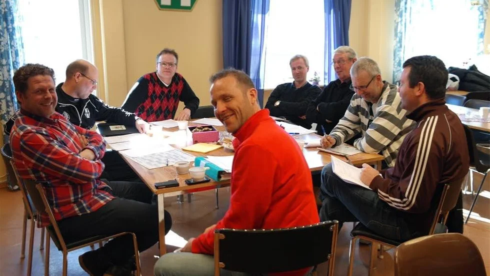 Planeringsmöte hos Hjorted-Totebo, som är rädd för att föreningsbidragen ska minska. Vänd mot kameran Mattias Gustafsson, Peter Nilsson, Mikael Johansson, Emil Johansson-Holmberg, Håkan Sundell, Einar Hjalmarsson, Peter Jaldefeldt och Leo Sandholm.