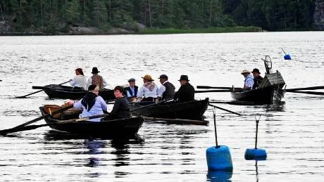 Roddarna från Koviken gled in mot Blankaholm, i båtar som byggdes 1850- till början på 1900-talet.Foto: Ola Axman