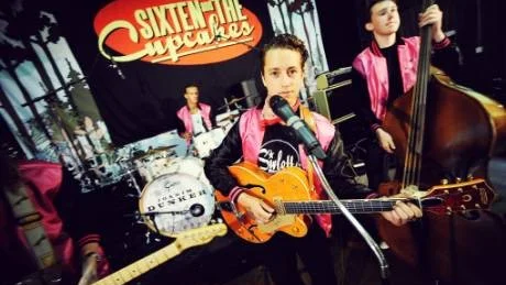 Sixten Börjesson spelar tillsammans med Jake Karlberg, Joe Jensen och Karl Ivert i rockabillybandet "Sixten and the Cupcakes".Foto: Ola Axman