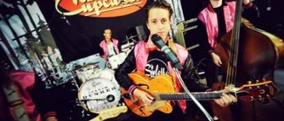 Fyra grabbar i rosa jackor