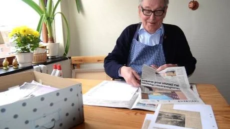 En gång i veckan sätter sig Bertil Engström och går grundligt igenom Västerviks-Tidningen. Han klipper ut allt om Gamleby och andra orter där han har anknytning.