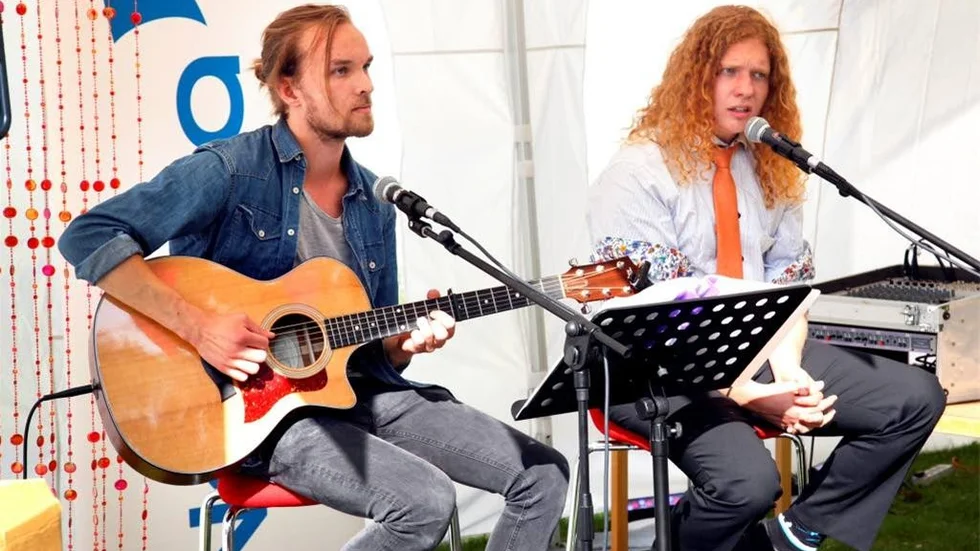 Henry Ljunggren och Per Jonsson sjöng Beatles på lilla scenen.