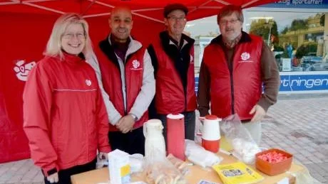 Socialdemokratera Lena Segerberg, Saad Benatallah, Hans Söderberg och Lennart Fredriksson puffade för torsdagskvällens möte genom att bjuda på kaffe och kanelbullar utanför Gamleby centrum.