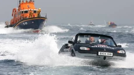 Brittiska Gibbs har korsat Engelska kanalen med sin Aquada, som har en toppfart på knappt 50 kilometer i timmen.Foto: Gibbs