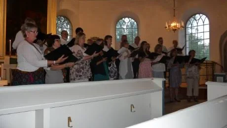 Sommarkören är en variant av Aron Nilssons Gamleby Vokalensemble.  I Odensvi kyrka på onsdagskvällen fick och kunde den bevisa en båda känslig och mäktig sång.