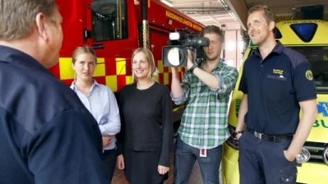TV3 spelar just nu in en ny dokumentärserie, "SOS Sommar", där man följer tolv brandmän på räddningtjänsten i Västervik. 16 avsnitt visas i höst i TV3. Lovisa Friberg, Sofia Malm och Albin Gustavsson från produktionsbolaget Titan ses här tillsammans med brandmännen Roger Landelius, till vänster, och Jonas Helge. Foto: Anders Steiner