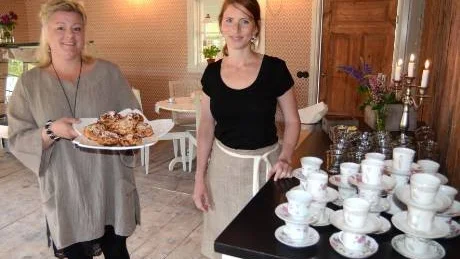 Annika Johnson och Elin Sjöberg öppnar Café Vråka Magasin nu på söndag. Foto: Hans Brandin