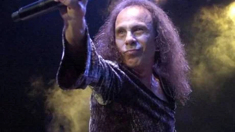 Ronnie James Dio gjorde tidigt djävulstecknet till den ultimata hårdrocksgesten. Foto: Sandro Campardo/AP/Scanpix