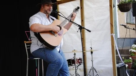 Roger M Karlsson var först ut på Wimmerströmska scenen under torsdagskvällen. Under kvällen sjöng och spelade även Marcus Brännström och Erik Flint. Foto: Lotta Lithner