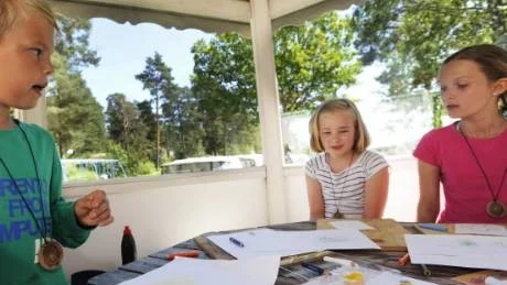 Lucas Gustafsson, My Nordenstam och Caroline Löwnertz tävlar i laget Lejonen. Som pris för att de klarade tipspromenaden får de måla på krympplast.Foto: Karin Hertz