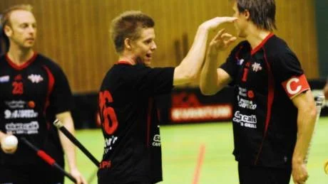 Förhoppningsvis får Christian Klintorph och Peter Hirschman anledning att vara så här glada även under matchen mot Nykvarn. Foto: Karin Hertz