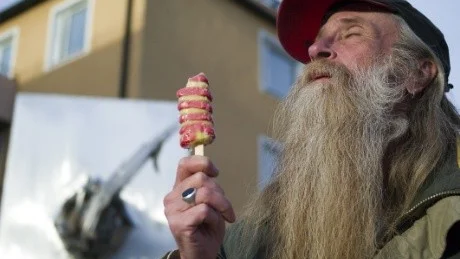 Hasse Tellin i Västervik har tjuvstartat våren och njuter av en glass i solgasset.