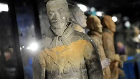 Östasiatiska museet har också fått låna in en general till utställningen. De är längre än fotsoldaterna, mer kraftfulla och har ofta rynkad panna. Foto: Jonas Ekströmer/Scanpix