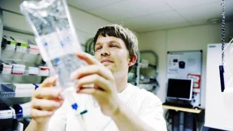 Erik Holmér studerar till sjuksköterska och han tycker att det nuvarande högskolesystemet med två terminer fungerar bra.  Foto: Ellen Nielsen-Kindstrand