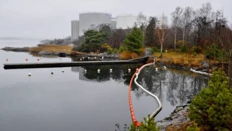 Grävarbetet avbröts direkt och räddningstjänsten lade ut länsar när oljan påträffades. Nu ställs flera företag till svars för oljeutsläppet.Arkivfoto: Anders Steiner