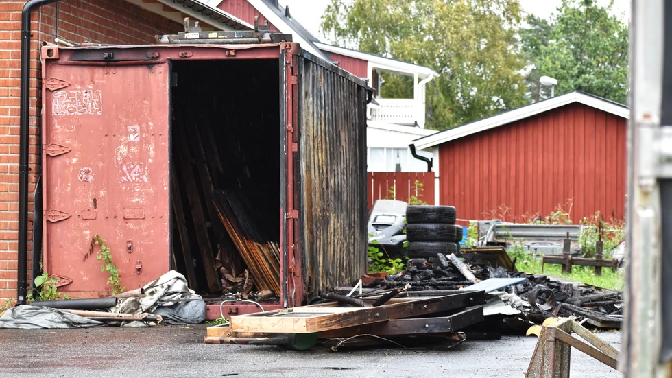 On Tuesday morning, a man was detained in Skellefteå, suspected of involvement in three arson attacks in Ursviken on the night of Sunday, September 1. The man is scheduled to be questioned around noon at the Skellefteå police station.