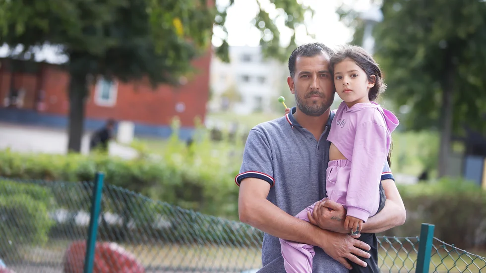 "I dag är många Årbybor ledsna. Det är tyst ute, för människor har sorg", säger Adnan Alobid med dottern Katrin.