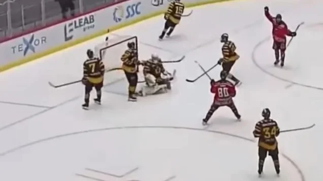 Vidar Fredriksson och Vilmer Tammilehto jublar efter ett av Luleå Hockeys 15 mål mot Skellefteå.