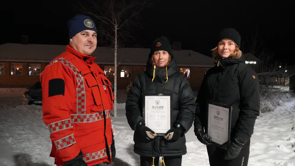 Mottagare av diplom för rådigt ingripande Caroline Johansson Svonni och Alice Rönnbäck tillsammans med räddningschef Juha Pasma.
