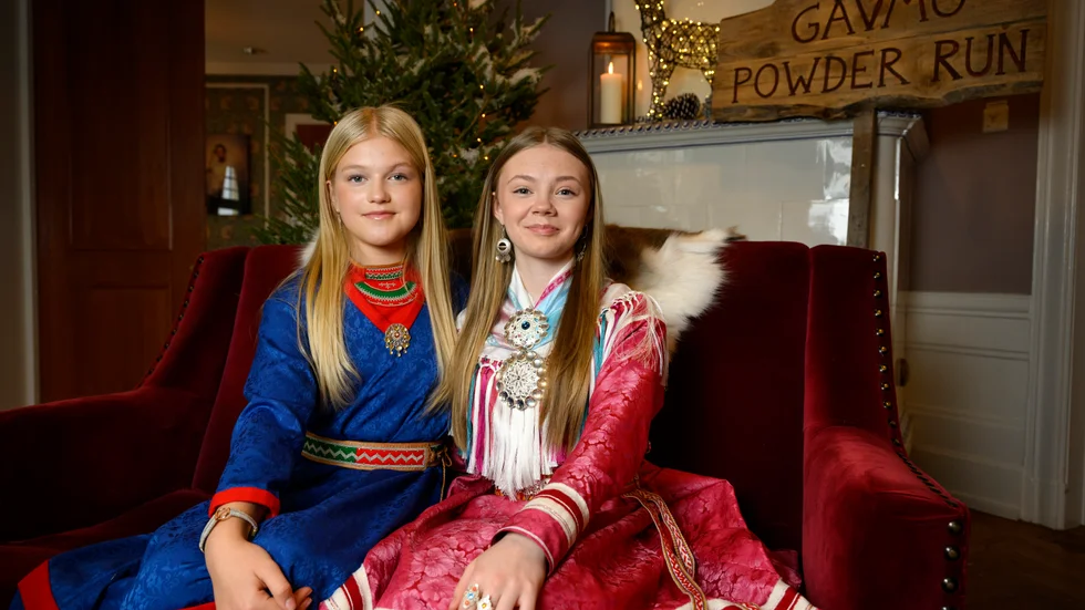 Skådespelarna Hedvig Åhrén och Ellá Márge Nutti från årets julkalender ”Snödrömmar” på SVT.