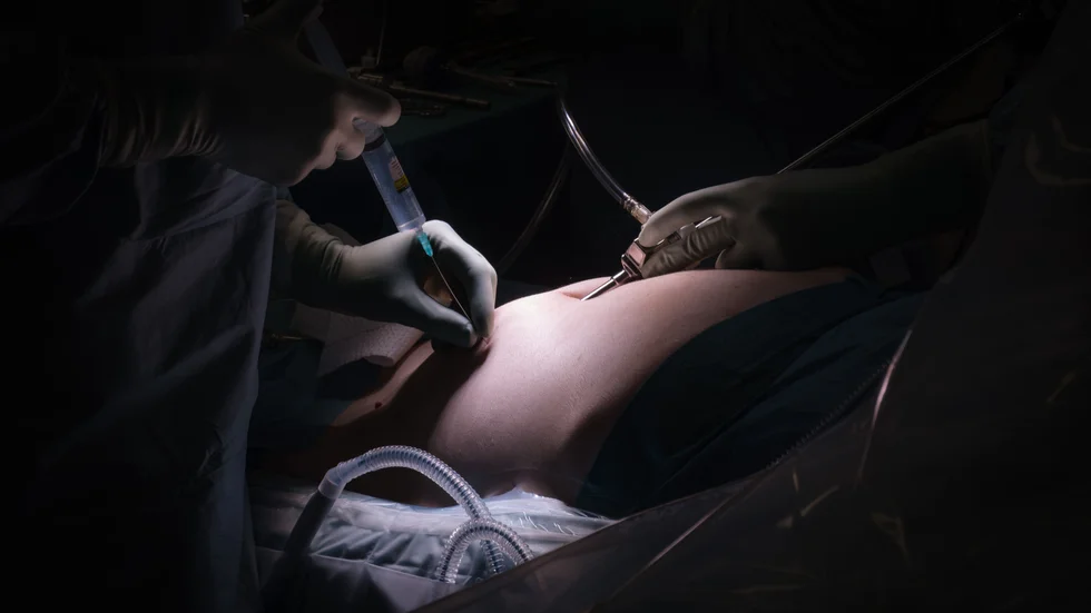 Nu kan prostatapatienter åter opereras vid Sunderby sjukhus. En ny operationsrobot gör det möjligt. "Det här är ett teknikspång som gör att vi kan vässa behandlingarna ytterligare och få bättre kvalité och mindre skador", säger urologen Jonatan Palmgren.
