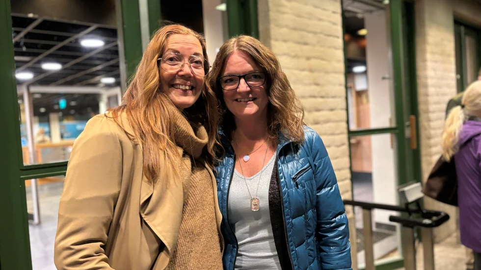 Barndomskompisarna Maritha Larsson och Anneli Karlsson gick på Måns Möller ihop. Efter föreställningen hade Anneli fått dejta Möller på scen – inför en fullsatt publik.