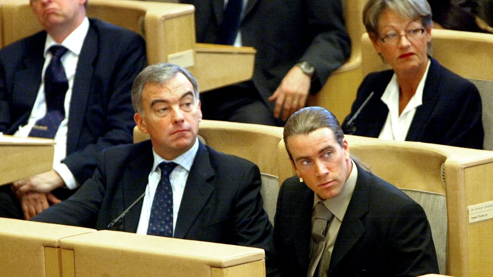 Robinson vinnaren Jan Emanuel Johansson (S) blev känd och omtyckt och kryssade sig in i riksdagen genom sin medverkan i dokusåpan Robinson. Är det samma väg som Emely Ek (SD) tänker ta genom sitt deltagande i Bachelor. ¨
På bilden är J E Johansson flankerad av Lars Leijonborg, Gudrun Schyman och en trött Bo Könberg. 

