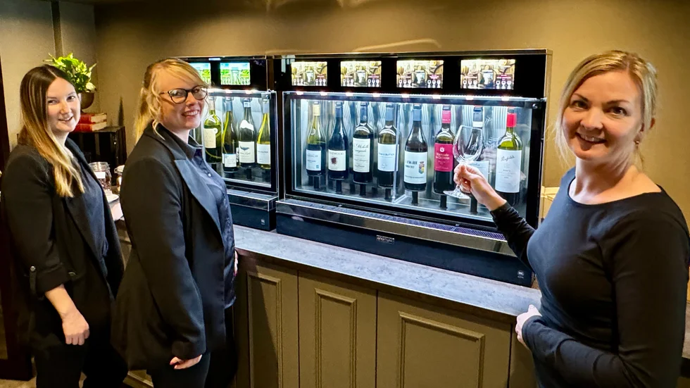 Vinomaten på Statt. Från vänster: Caroline Österberg (restaurangkoordinator), Mariah Lindborg (verksamhetschef på Hotell Statt, Safiren och Stora Djulö) och Sarah Lagerbäck (vd).
