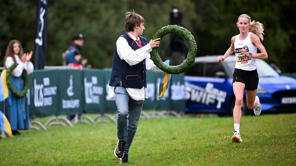 Tilde Adolfsson på väg mot mål i Lidingöloppets milalopp. Motalatjejen vann F19-klassen på tiden 39.35.
